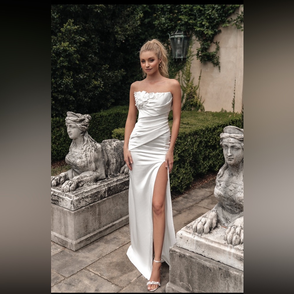 Elegant Ivory Strapless Satin Wedding Dress with slit. Size 18